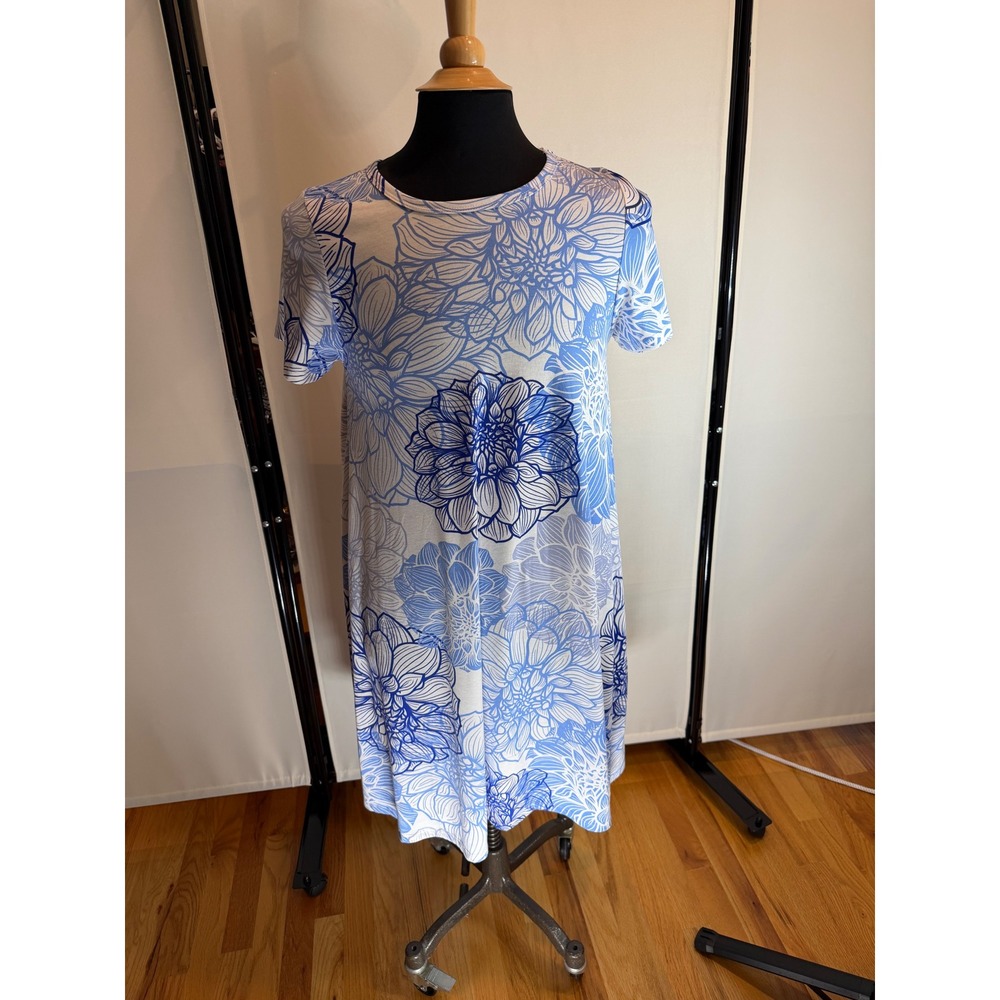 LuLaRoe Julia Dress Womens Medium Blue White Floral Dahlia Short Sleeve Sheath